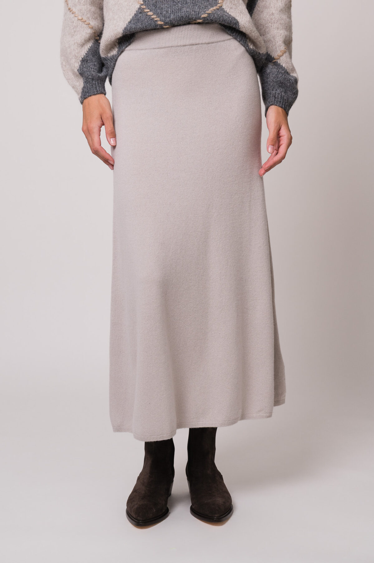 Model trägt einen hellgrauen Rock der Marke Luisa Cerano.