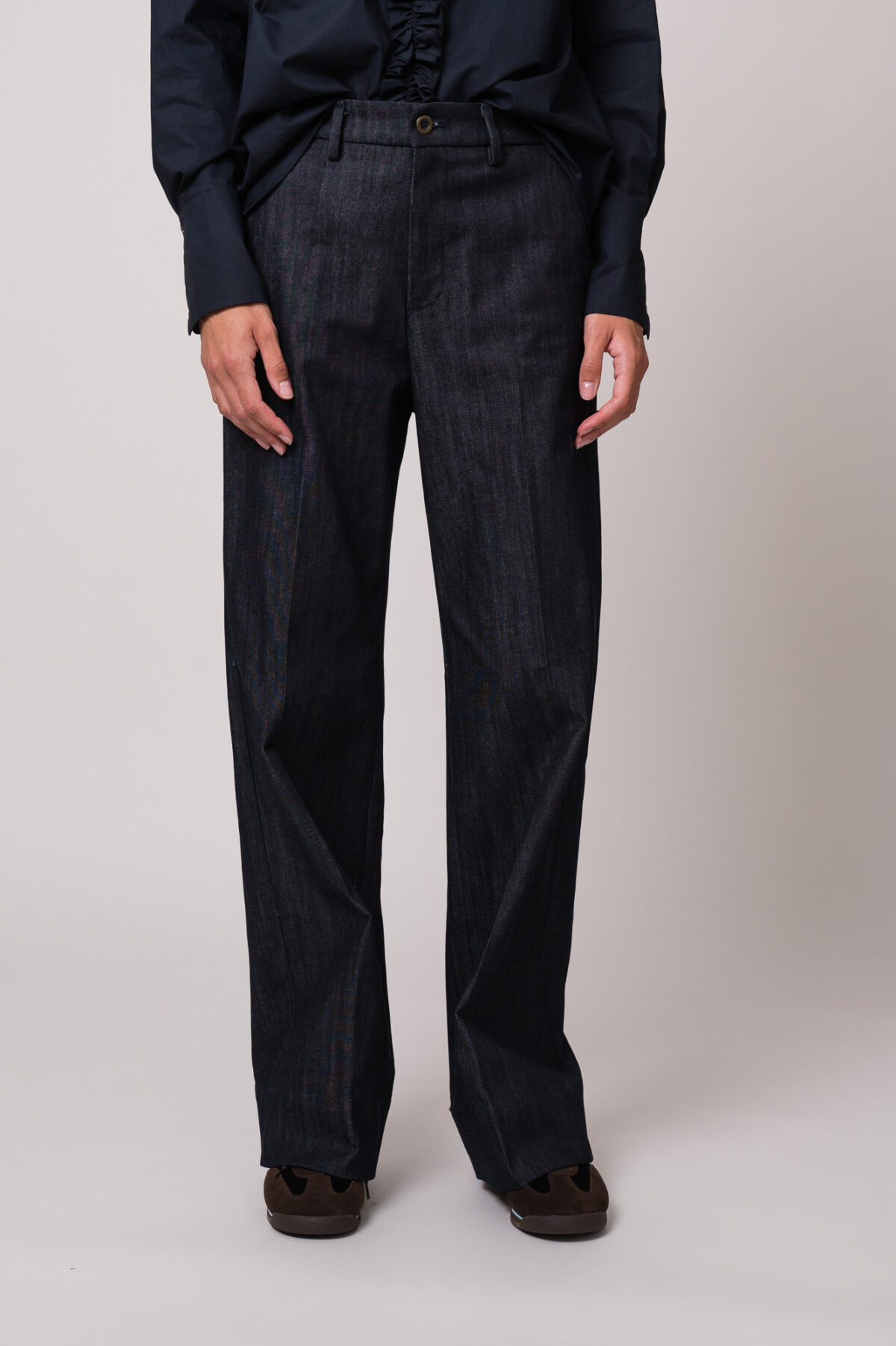 Model trägt eine Jeans der Marke Mason’s.