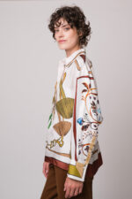 Model trägt eine gemusterte Bluse der Marke Dorothee Schumacher.