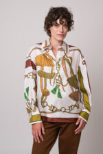 Model trägt eine gemusterte Bluse der Marke Dorothee Schumacher.