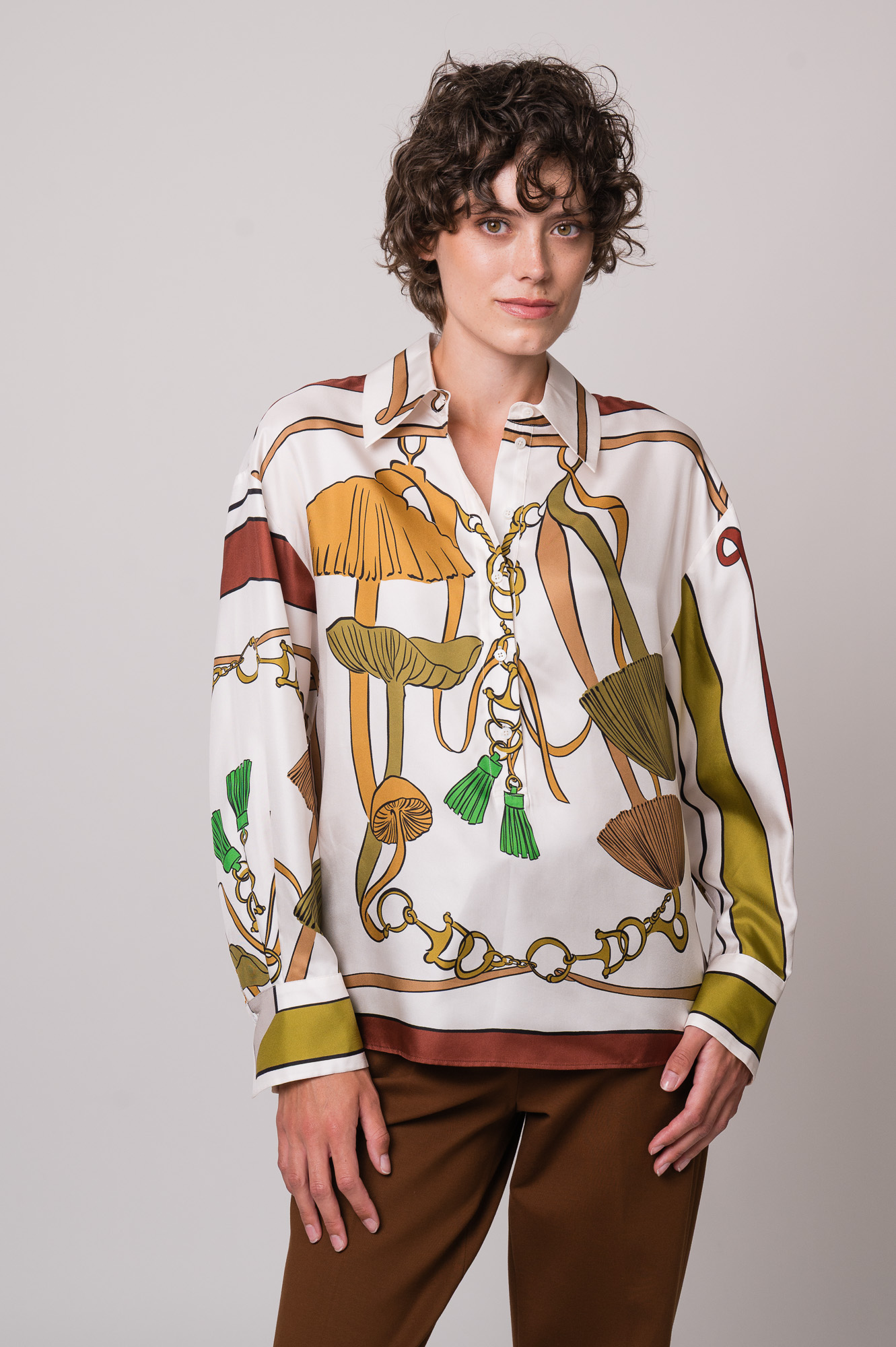 Model trägt eine gemusterte Bluse der Marke Dorothee Schumacher.