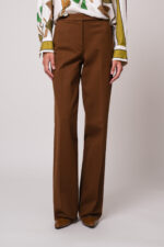 Model trägt eine braune Hose der Marke Dorothee Schumacher.