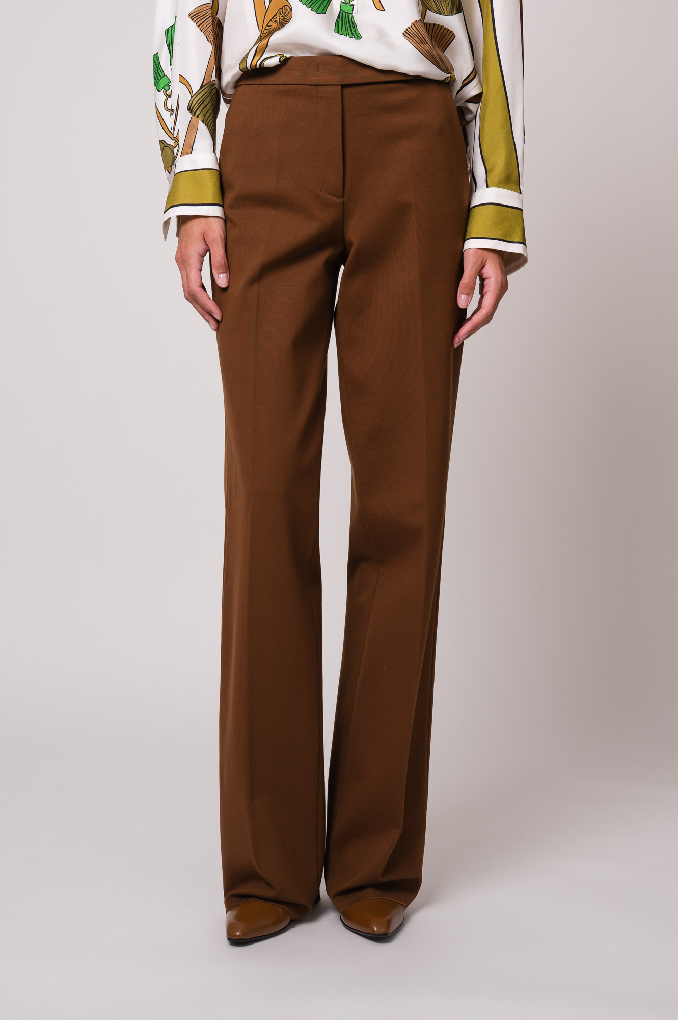 Model trägt eine braune Hose der Marke Dorothee Schumacher.