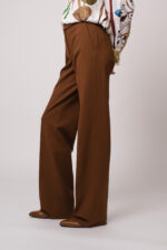 Model trägt eine braune Hose der Marke Dorothee Schumacher.