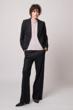 Model trägt eine helle Bluse, einen grauen Blazer und eine graue Hose der Marke Luisa Cerano.