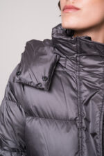 Model trägt eine graue Daunenjacke der Marke Luisa Cerano.