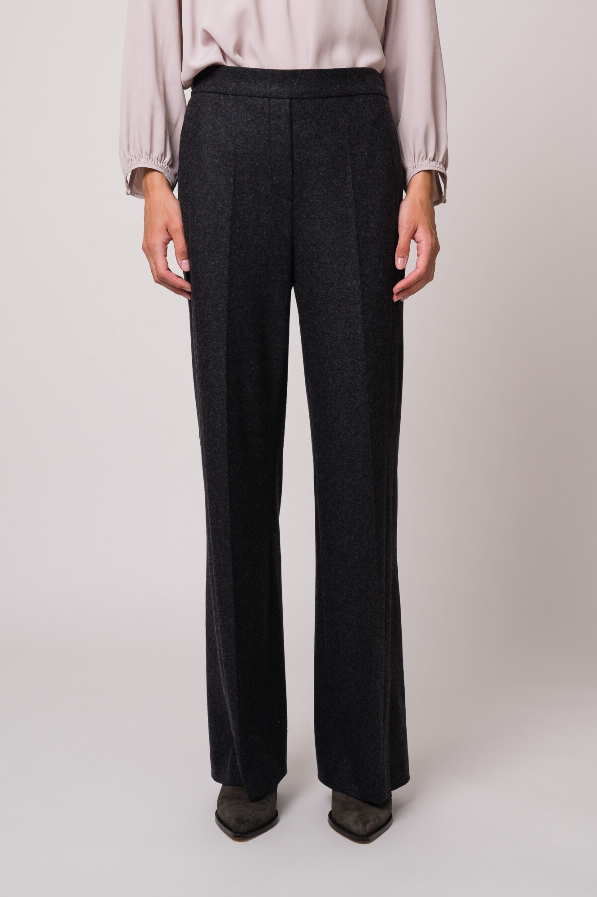 Model trägt graue Hose der Marke Luisa Cerano.