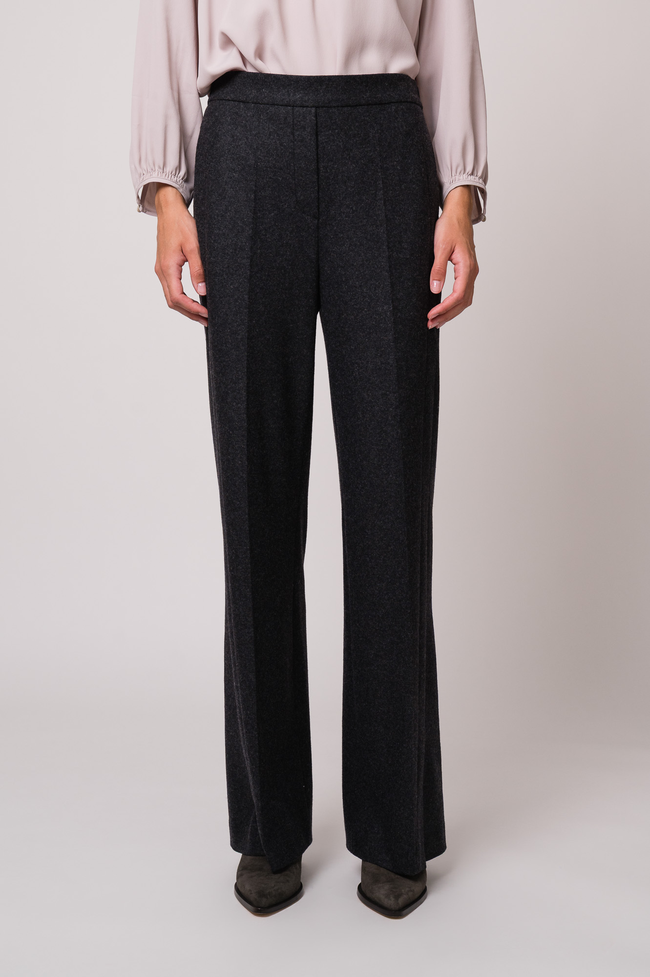 Model trägt graue Hose der Marke Luisa Cerano.
