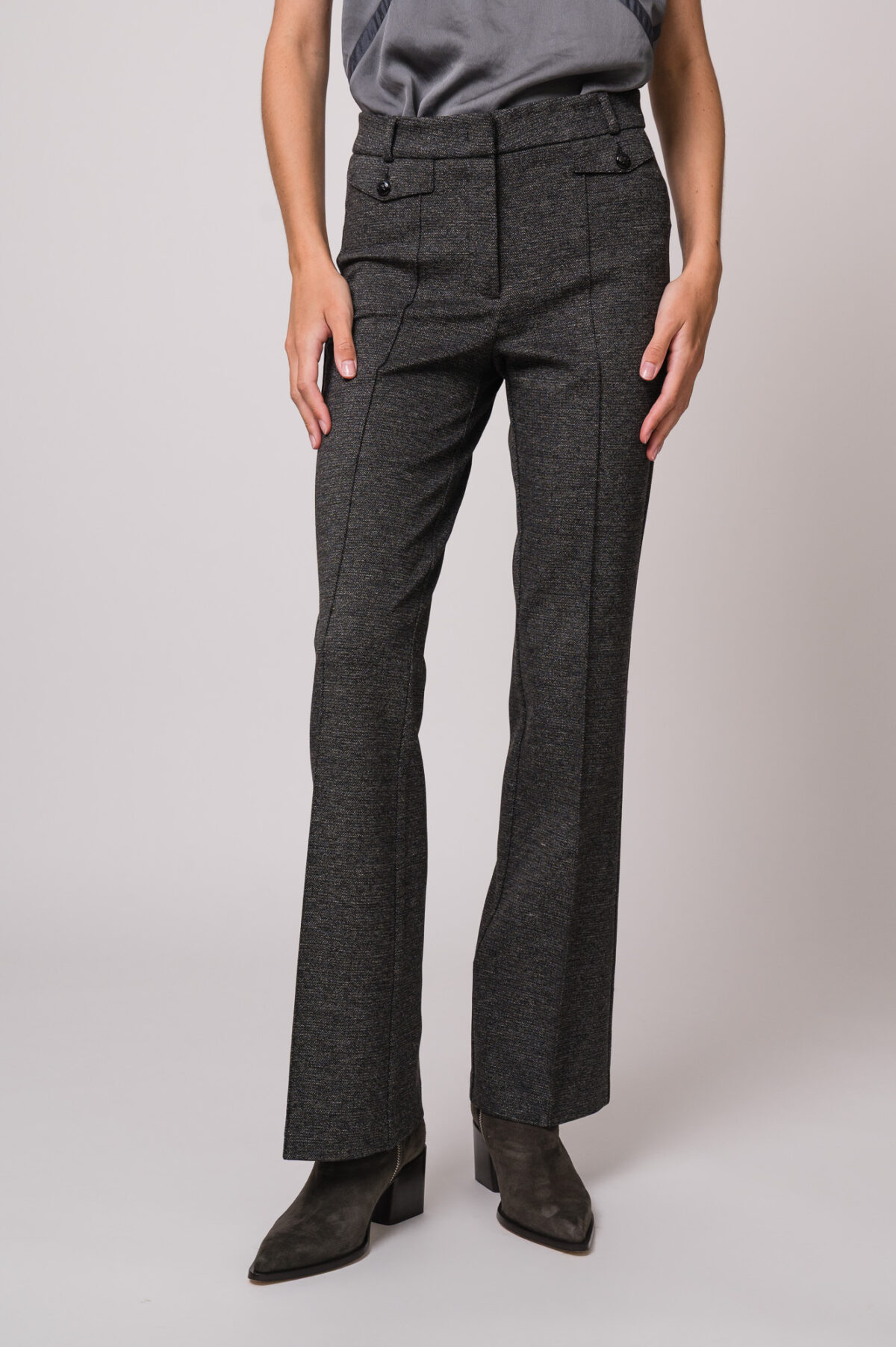Model trägt eine graue Stoffhose der Marke Cambio.