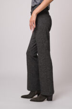 Model trägt eine graue Stoffhose der Marke Cambio.