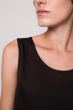 Model trägt eine braunes Top mit Spitze der Marke Allude