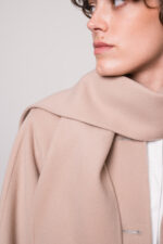 Model trägt eine beige Jacke der Marke Luisa Cerano