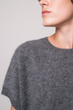 Model trägt einen Kurzarmpullover der Marke FFC