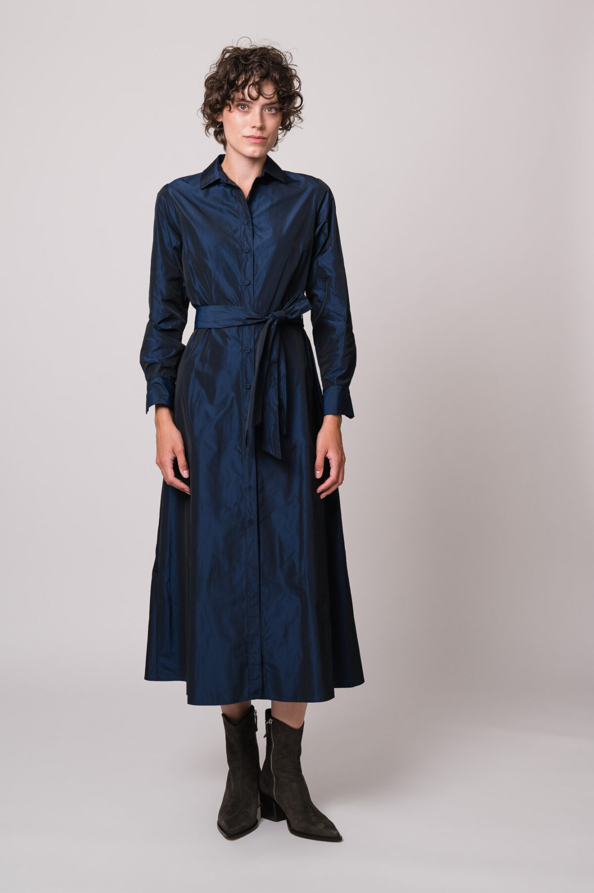 Model trägt ein weinrotes Kleid der Marke Rosso35