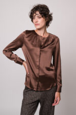 Model trägt eine braune Bluse der Marke The Mercer