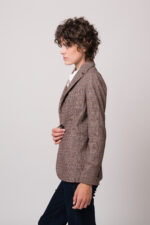 Model trägt einen braun karierten Blazer der Marke Circolo, eine weiße Bluse der Marke Wendy Stark und eine blaue Jeans der Marke True Religion
