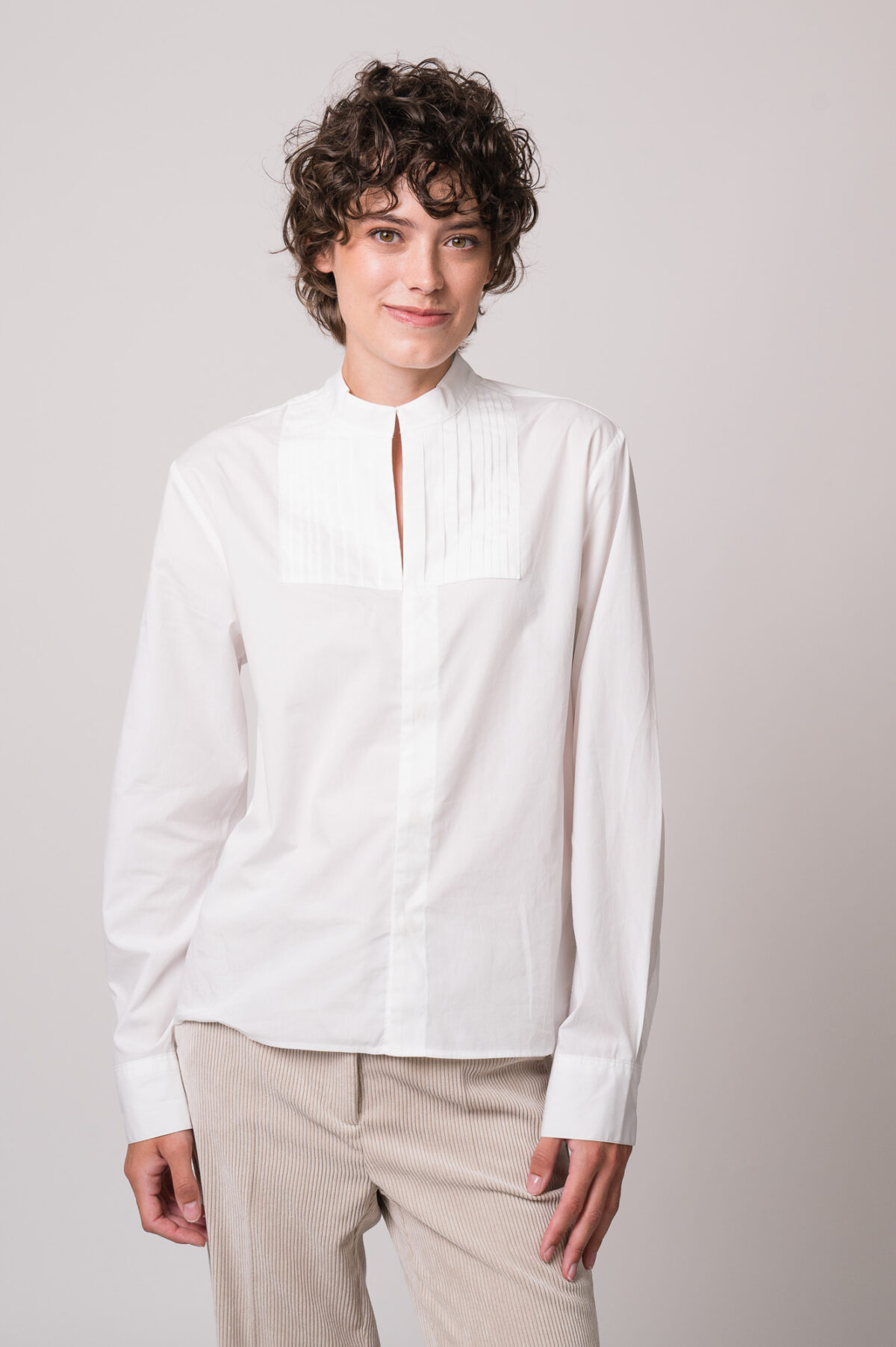 Model trägt eine weiße Bluse der Marke SOSU