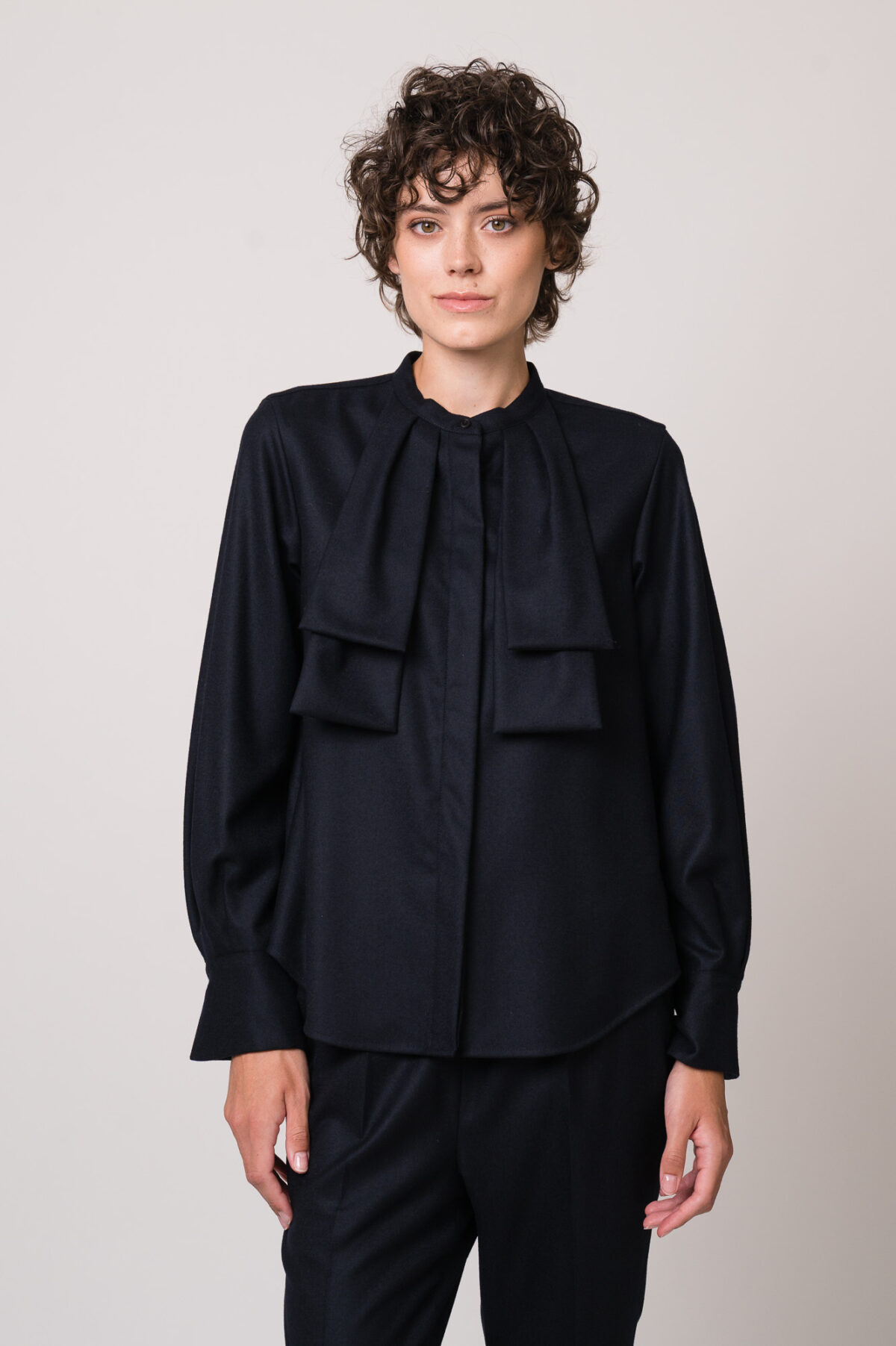 Model trägt eine marine-blaue Bluse der Marke Lis Lareida