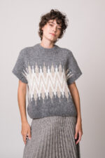 Model trägt eine grau gemusterten Pullover der Marke Joop
