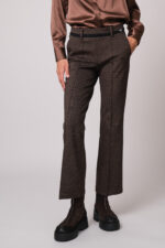 Model trägt eine braune Hose der Marke Cambio.