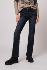 Model trägt eine Jeans der Marke 7 for all mankind.