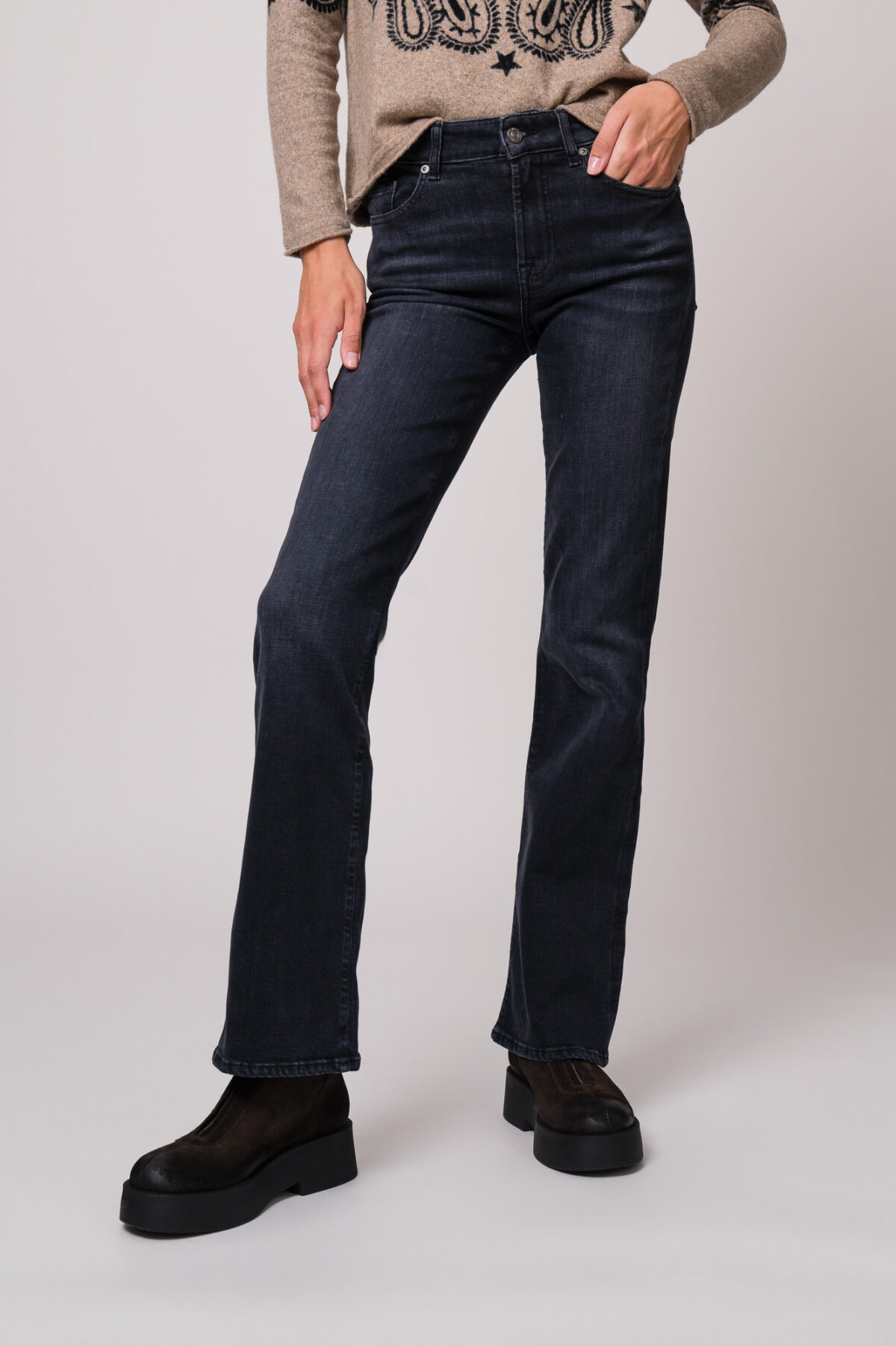 Model trägt eine Jeans der Marke 7 for all mankind.