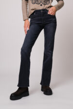 Model trägt eine Jeans der Marke 7 for all mankind.