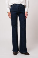 Model trägt eine Jeans der Marke True Religion.