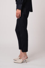 Model trägt eine dunkelblaue Hose der Marke Lis Lareida.