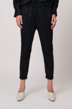 Model trägt eine dunkelblaue Hose der Marke Lis Lareida.