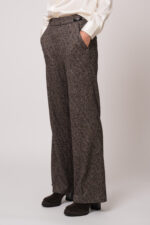 Model trägt eine dunkelbraune Hose der Marke Cambio.