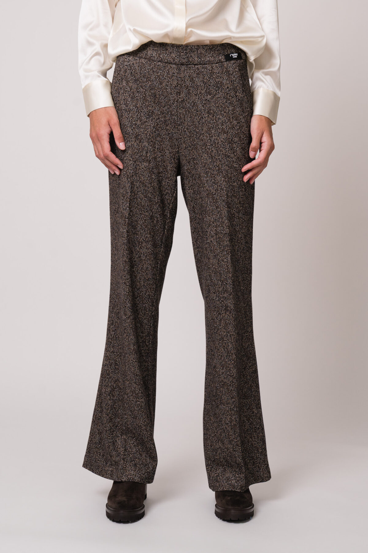 Model trägt eine dunkelbraune Hose der Marke Cambio.