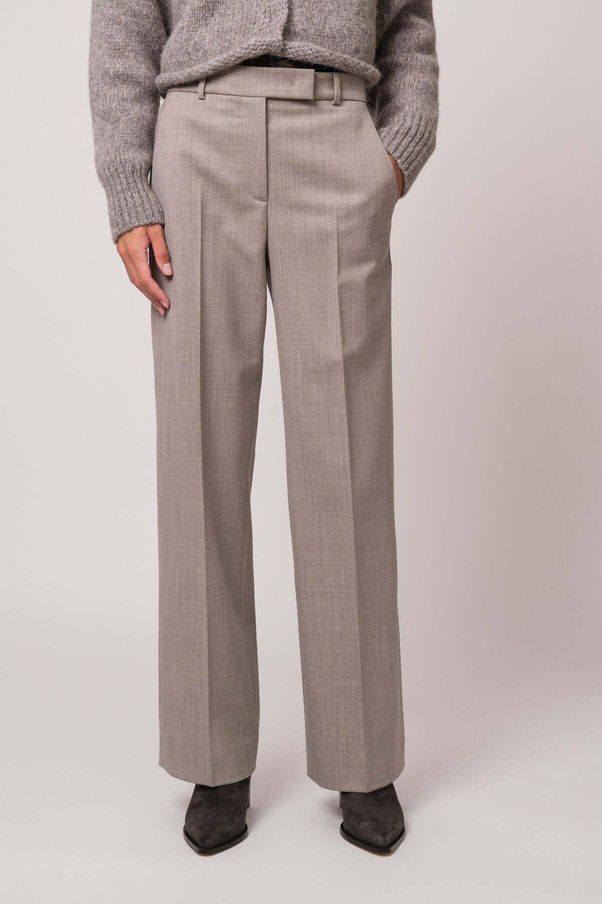 Model trägt eine graue Hose der Marke Quelle Due.