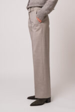 Model trägt eine graue Hose der Marke Quelle Due.