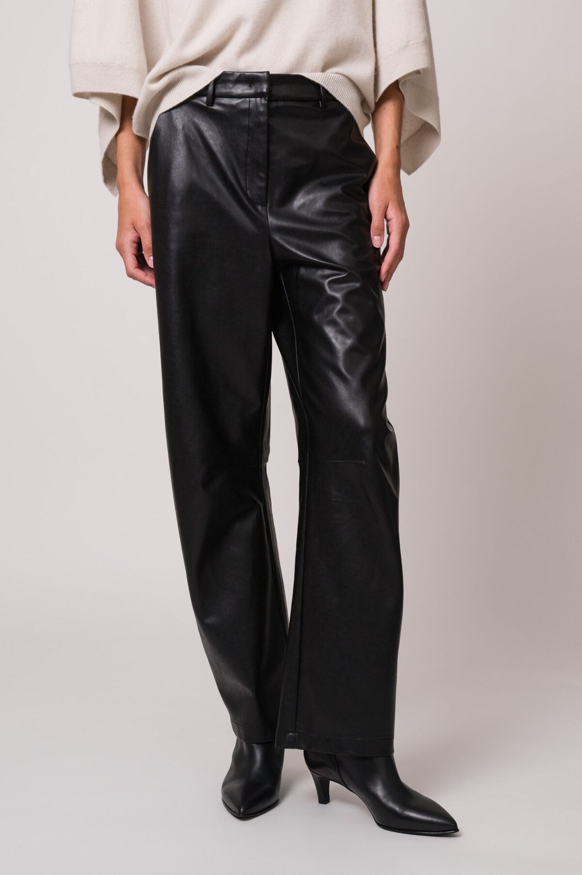 Model trägt eine schwarze Hose der Marke Cambio.