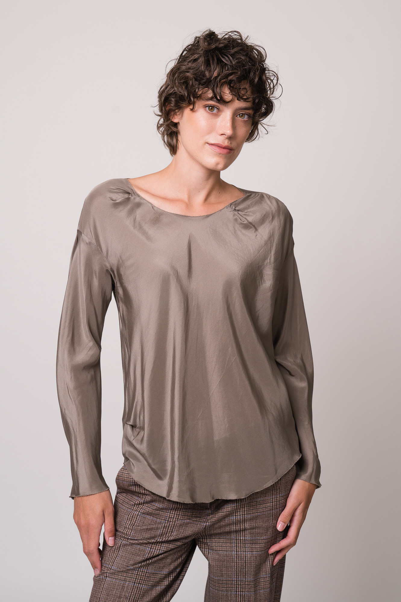 Model trägt ein braunes Shirt der Marke Susanne Bommer.
