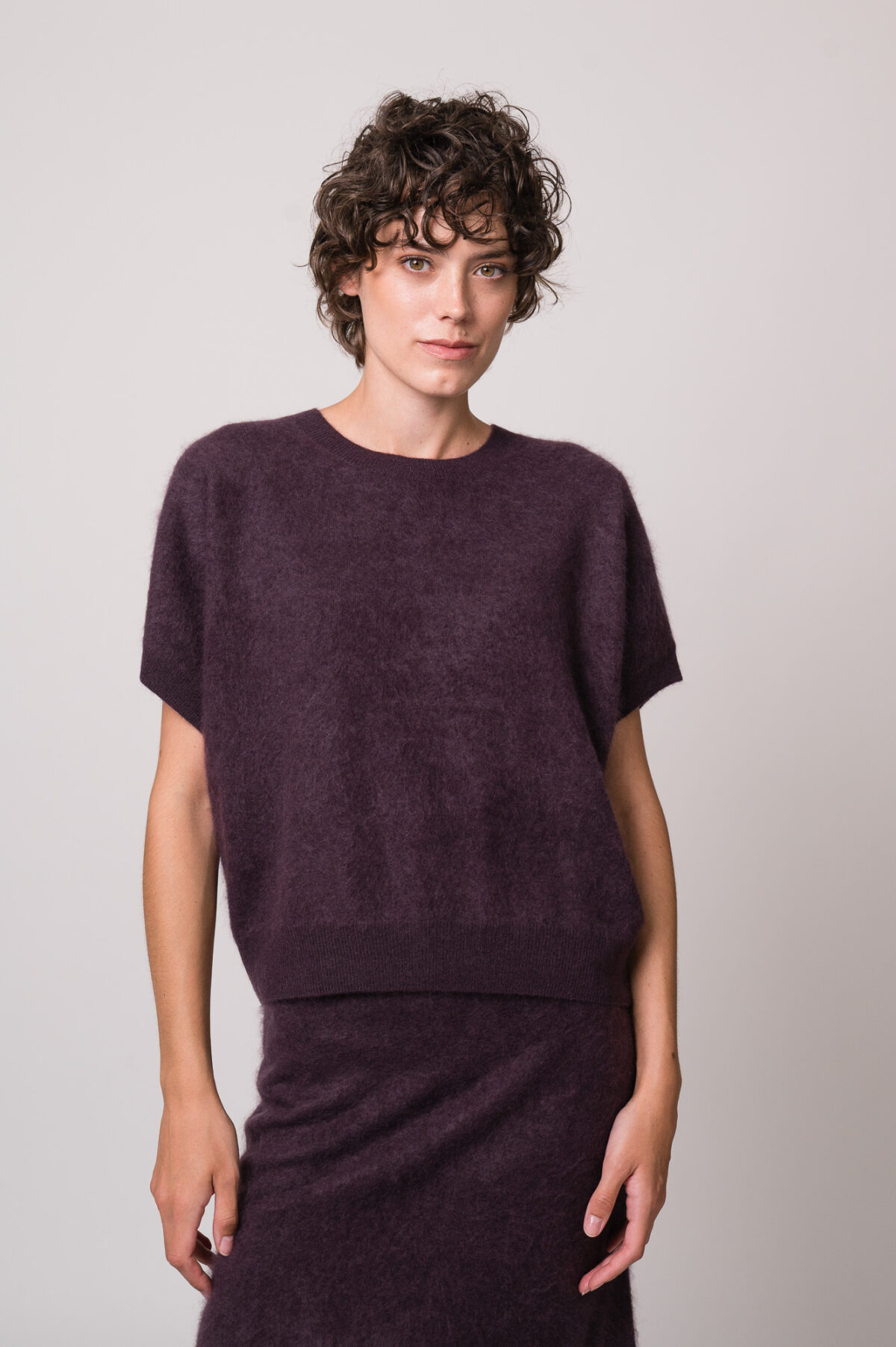 Model trägt einen Pullover und einen Rock in violett der Marke FFC