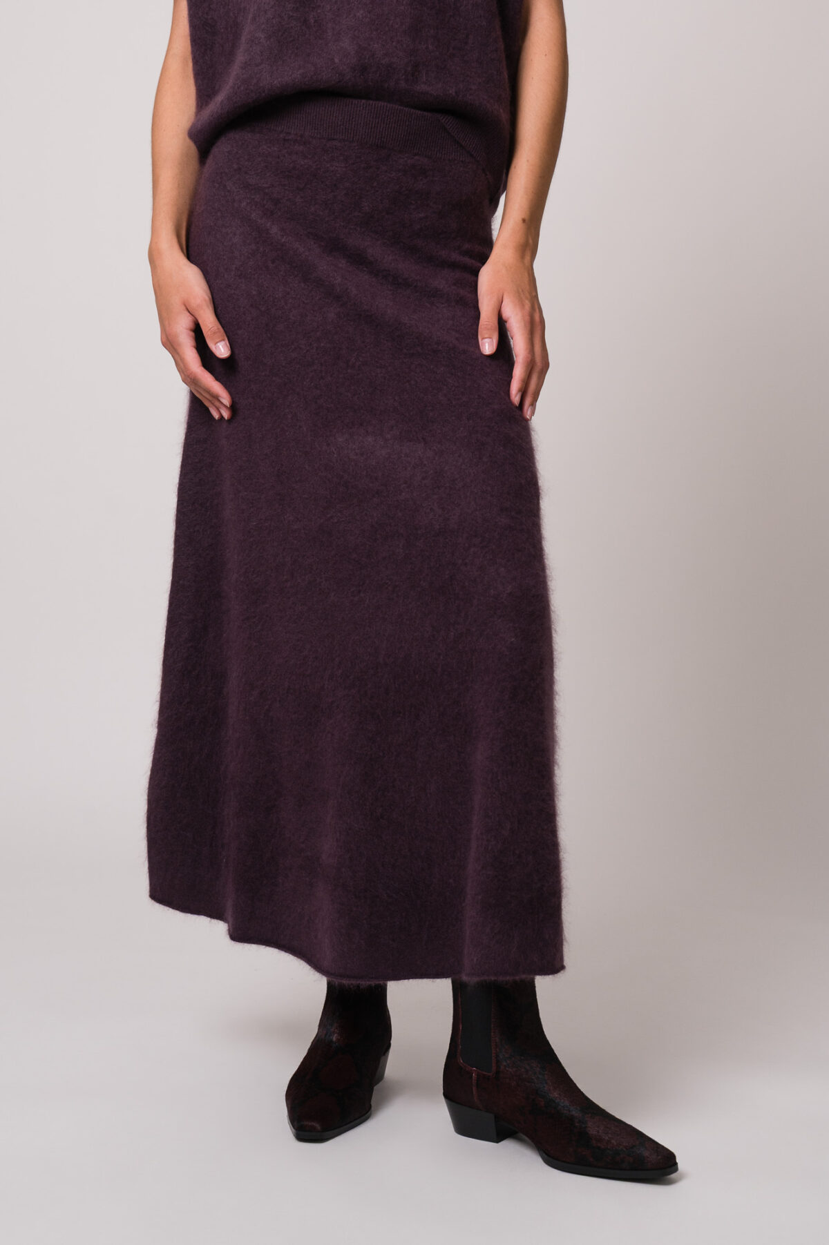 Model trägt einen Rock in violett der Marke FFC