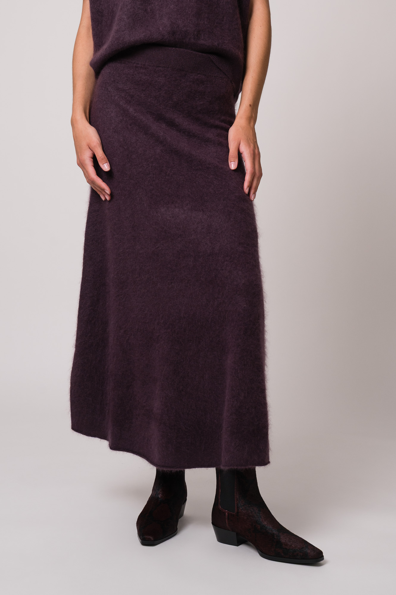 Model trägt einen Rock in violett der Marke FFC