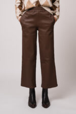 Model trägt eine braune Lederhose der Marke Hemisphere.