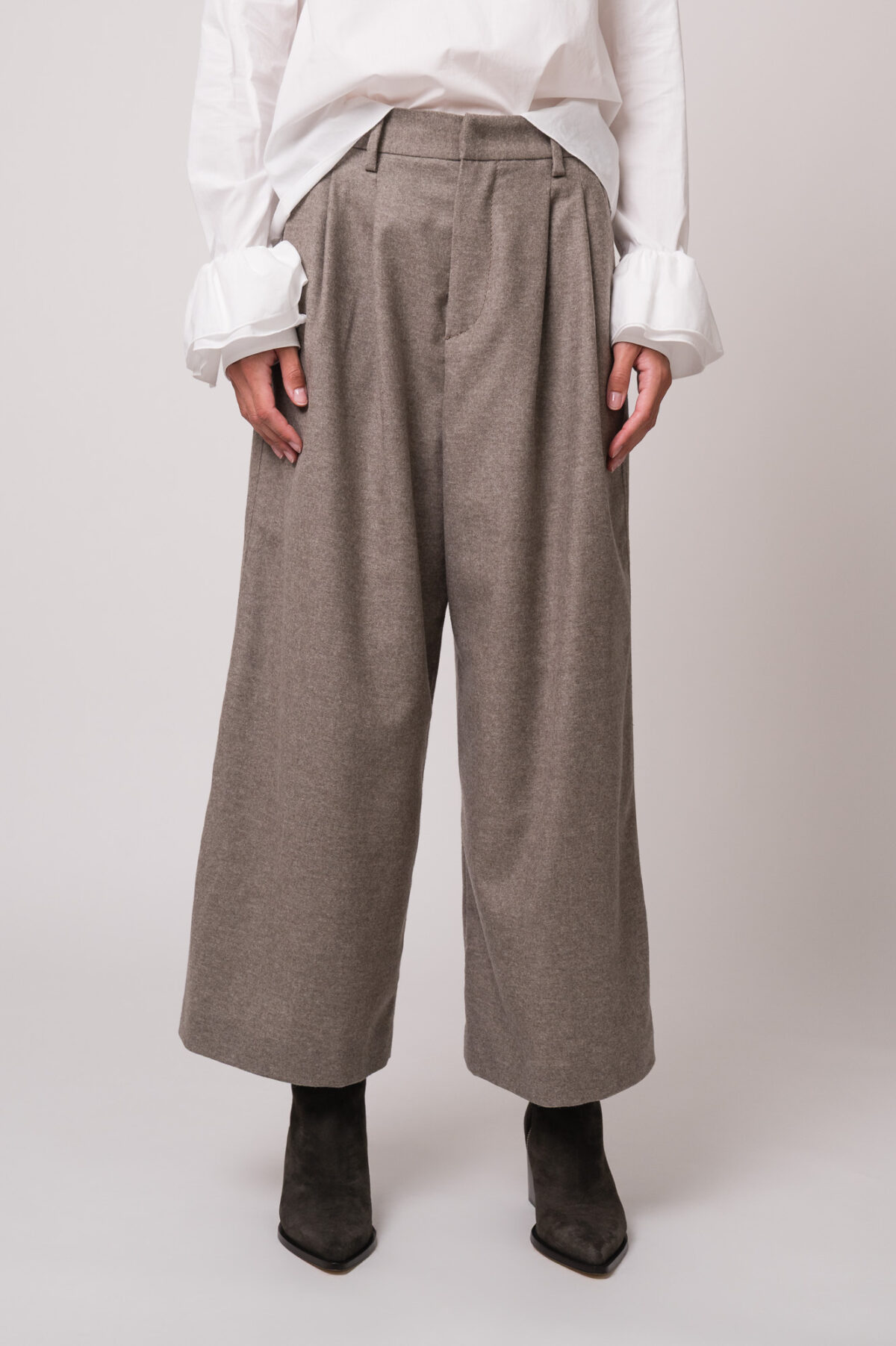 Model trägt eine beige Hose der Marke Susanne Bommer.