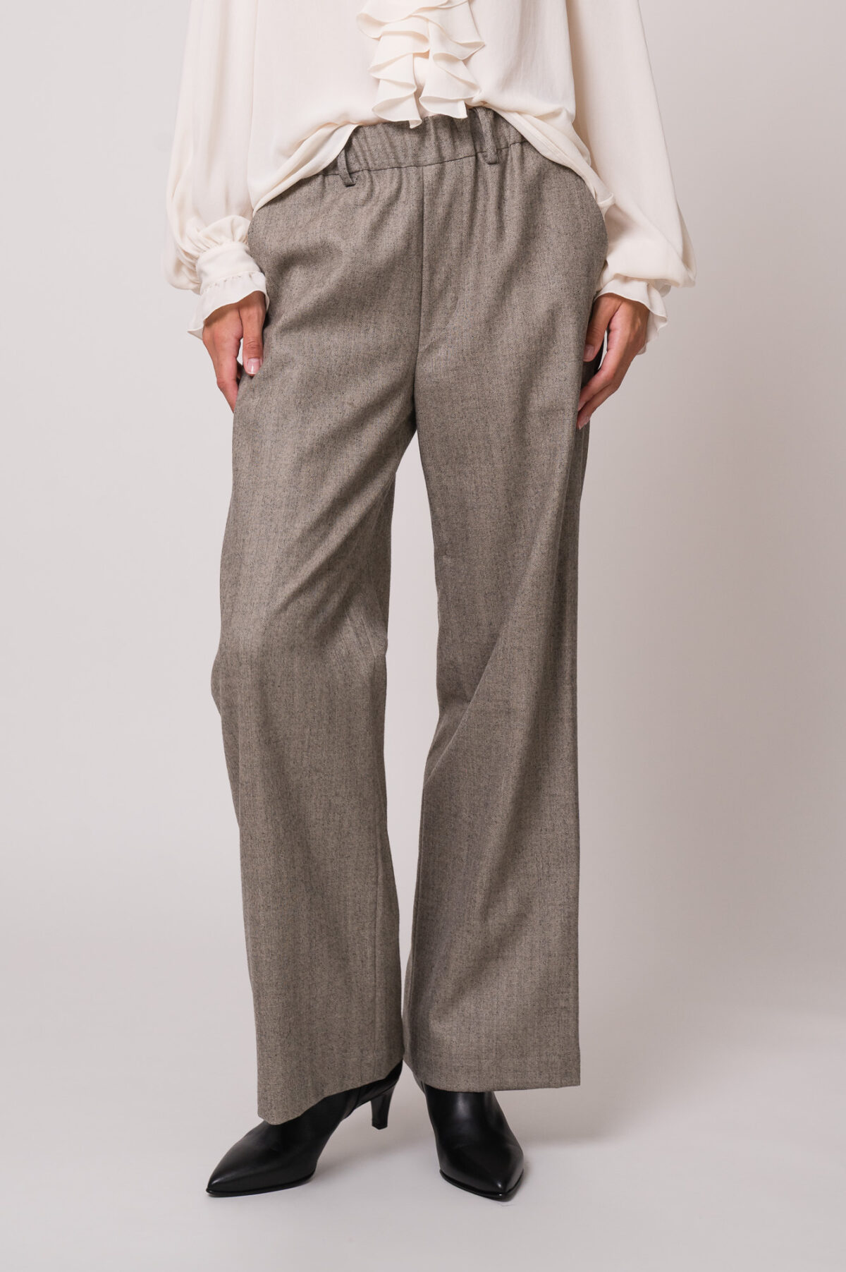 Model trägt eine beige Hose der Marke Lis Lareida.