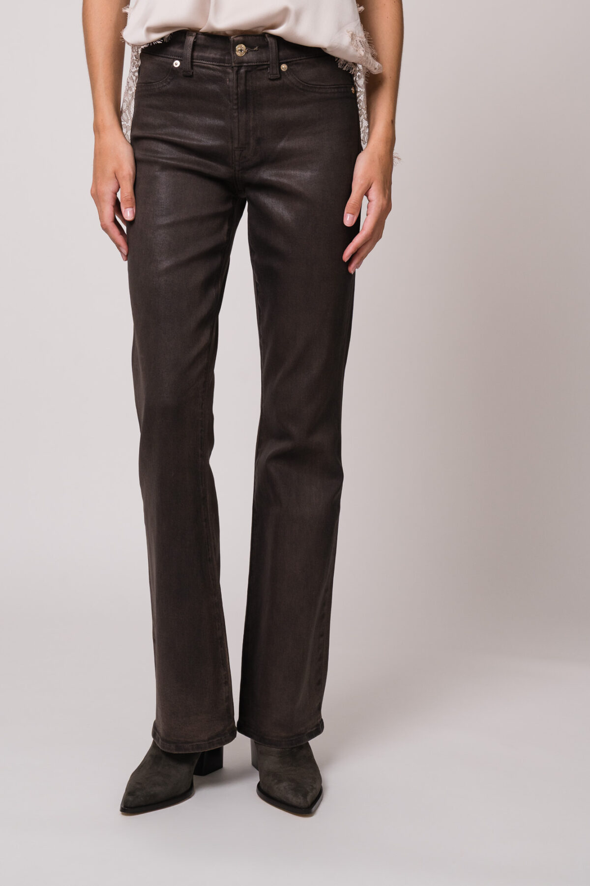 Model trägt eine braune Jeans der Marke 7 for all mankind.