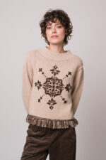 Model trägt einen braun gemusterten Pullover der Marke Grace und eine braune Hose der Marke Cambio.