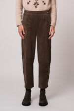 Model trägt eine braune Hose der Marke Cambio.