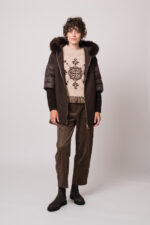 Model trägt eine braune Jacke der Marke Marco dele Forte, einen braun gemusterten Pullover der Marke Grace und eine braune Hose der Marke Cambio.
