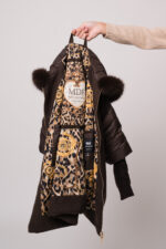 Model trägt eine braune Jacke der Marke Marco del Forte