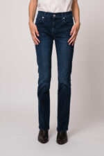 Model trägt eine blaue Jeans der Marke 7 for all mankind.