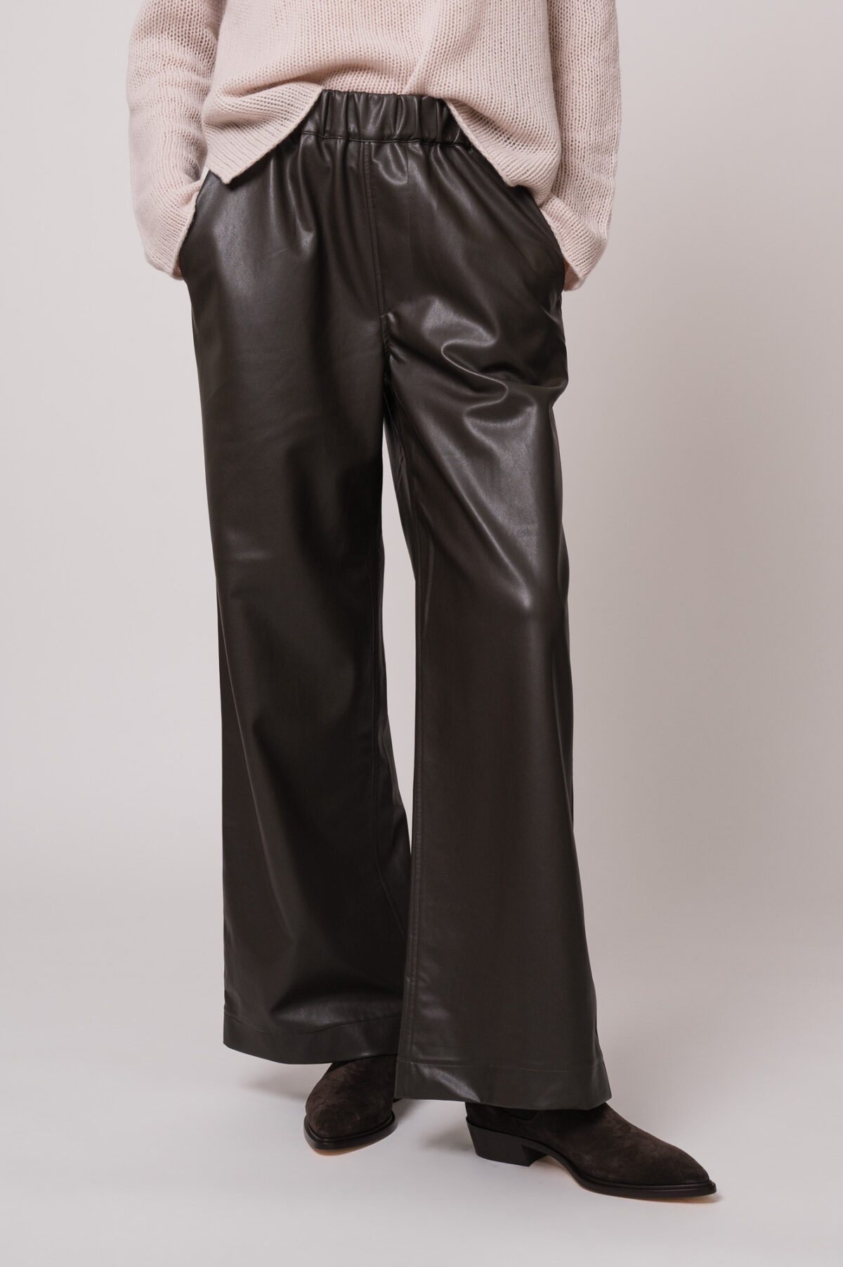 Model trägt eine braune Hose der Marke Lis Lareida.