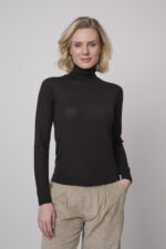 Das Model trägt einen Rollkragenpullover in Braun von FFC und eine Cordhose von Joop in Sand.